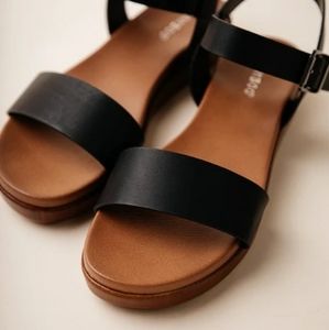 Spontaneous 02 buckle sandal Size 6.5